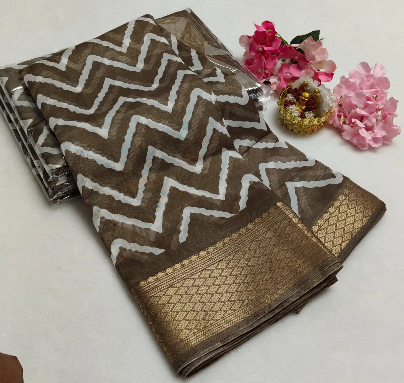 Chevron Wave Banarasi Border Dolla Silk Saree